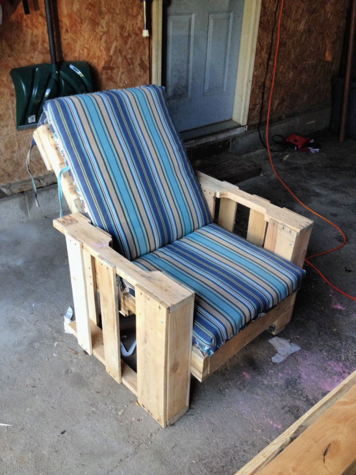 Free Diy Wood Pallet Chair Plans And Ideas Blitsy