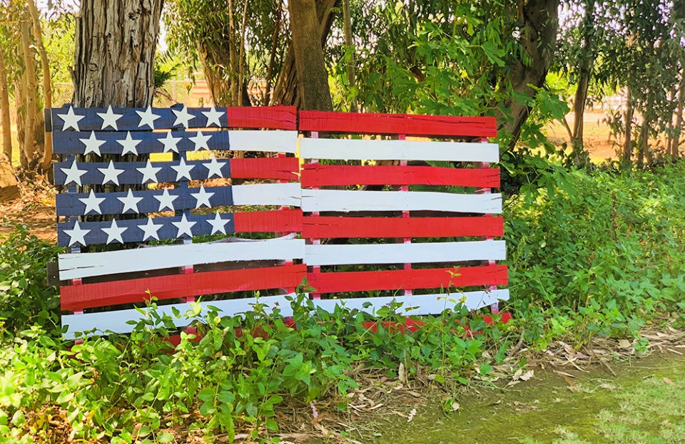 25 DIY Wood Pallet Flag Ideas Pallet American Flag Blitsy