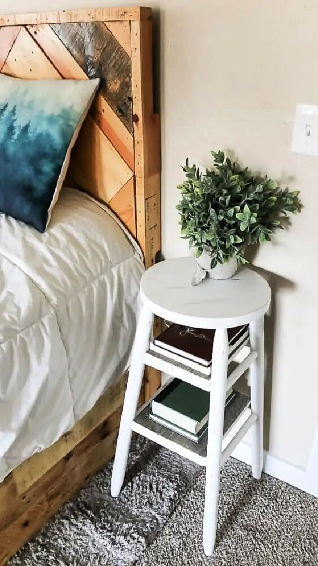 25 Cheap DIY Bedside Table Plans and Ideas - Blitsy