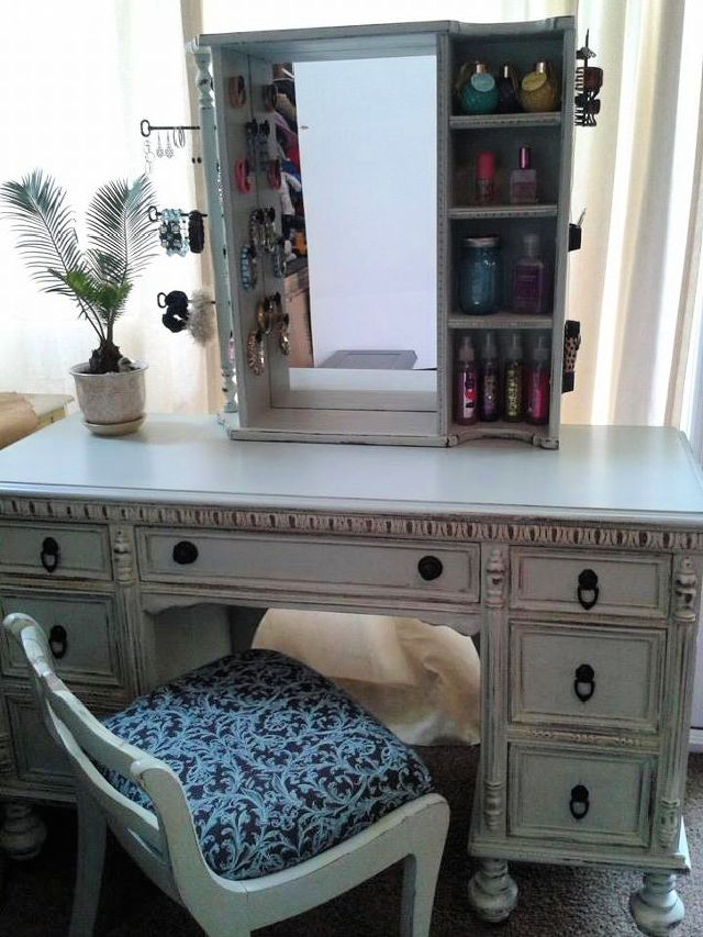 25 Homemade DIY Makeup Vanity Plans - DIY Vanity Table Ideas