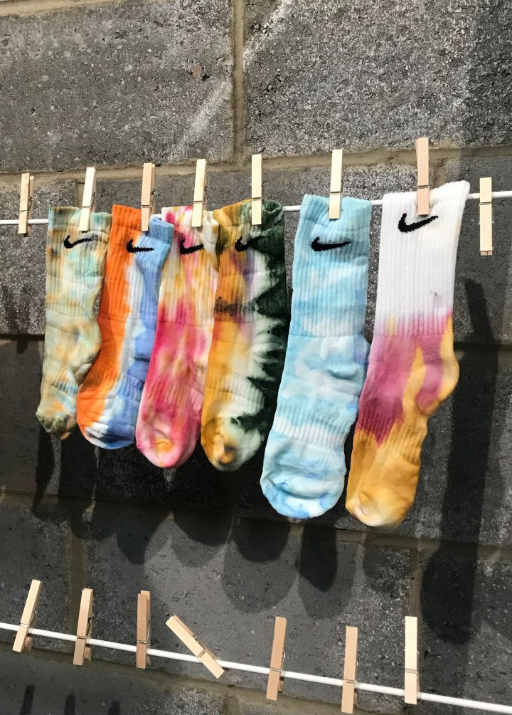 25 Easy Tie Dye Sock Patterns How To Tie Dye Socks   Colorful Nike Tie Dye Socks 1 