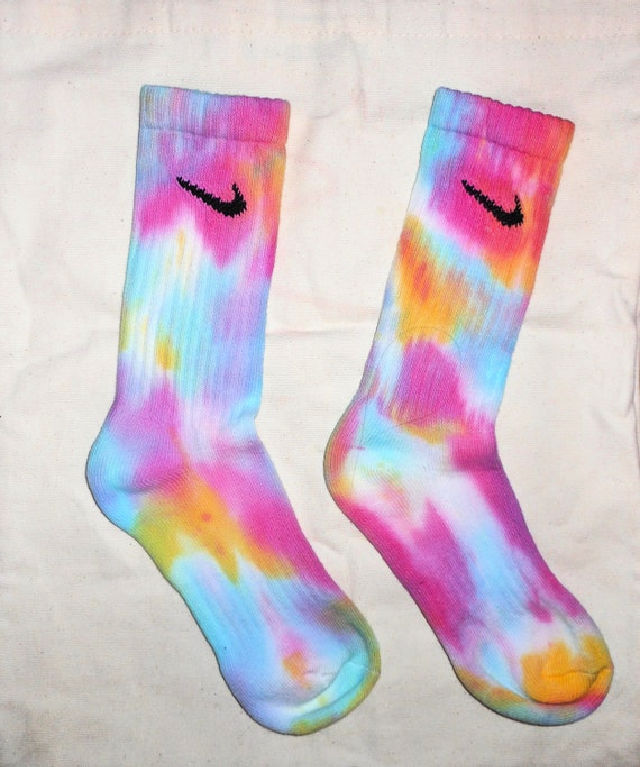 25 Easy Tie Dye Sock Patterns How To Tie Dye Socks   DIY Pastel Tie Dye Socks 1 