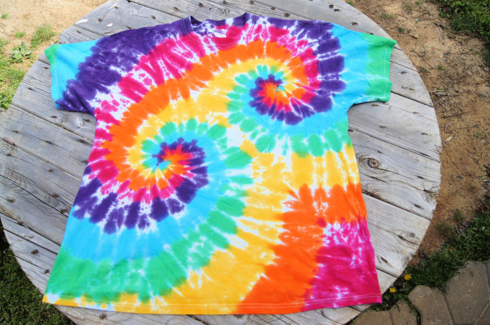 20 Spiral Tie Dye Patterns (How to Do Spiral Tie Dye)