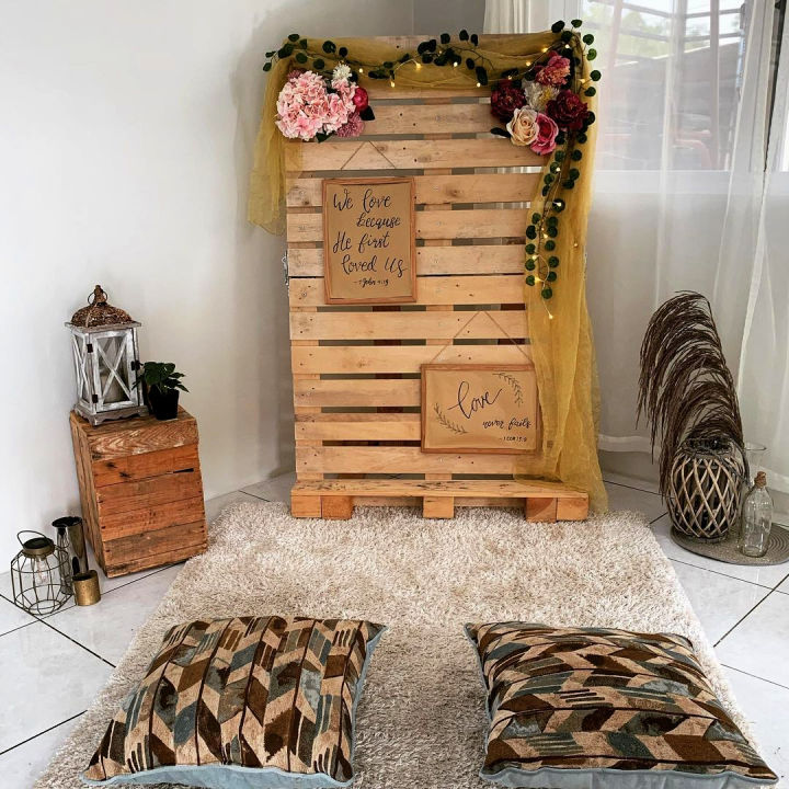 20 Wood Pallet Backdrop Ideas To Get Rustic Appeal - Blitsy