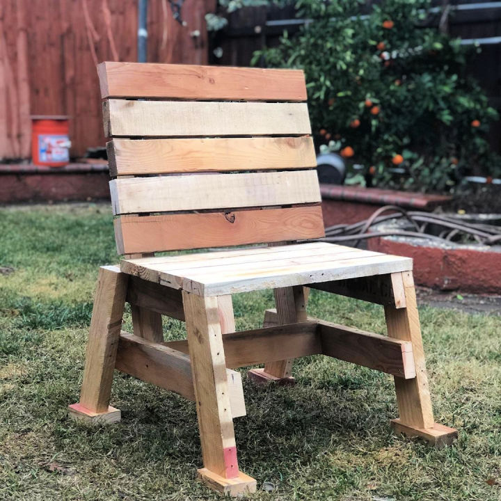 40 Free DIY Wood Pallet Chair Plans and Ideas - Blitsy