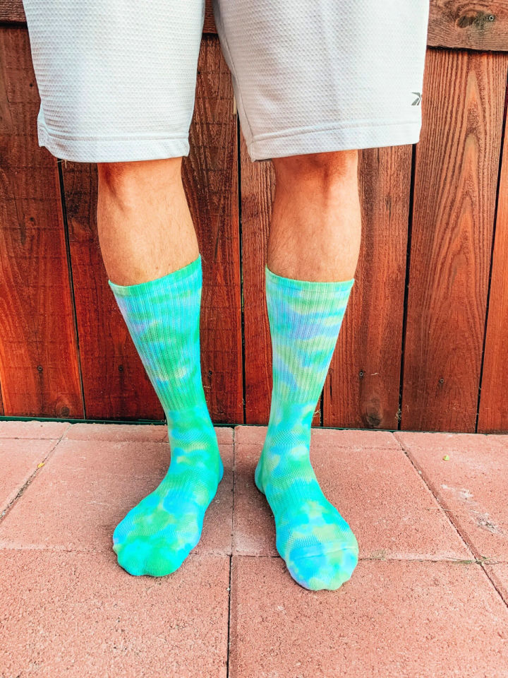 different ways to tie dye socks