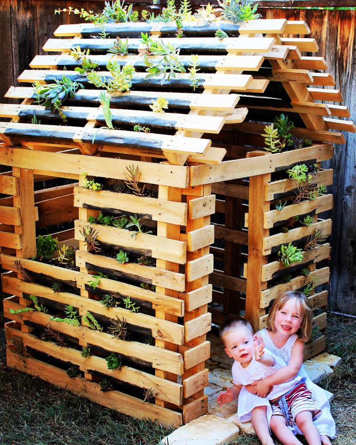 25 Free DIY Pallet Playhouse Plans and Ideas - Blitsy