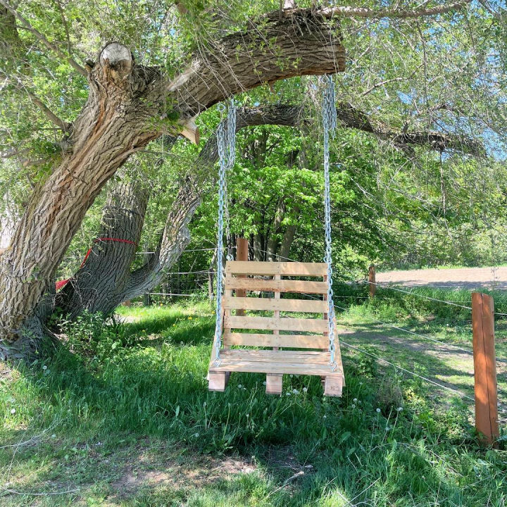 40 Free DIY Wood Pallet Chair Plans and Ideas - Blitsy - Pallet Hanging Chair Plans For Living Rooms