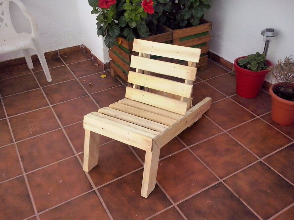 40 Free DIY Wood Pallet Chair Plans and Ideas Blitsy