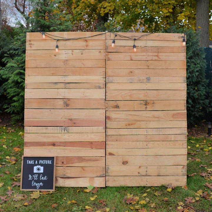 20 Wood Pallet Backdrop Ideas To Get Rustic Appeal Blitsy   Photo Backdrop Made From Used Pallets 