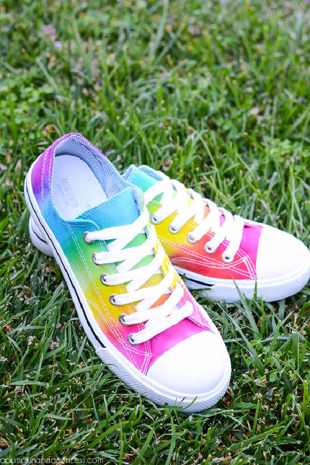 25 Tie Dye Shoes Patterns (How to Tie Dye Sneakers)