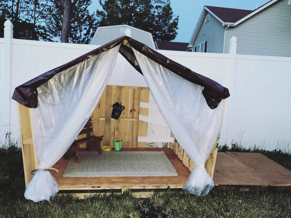 25 Free DIY Pallet Playhouse Plans and Ideas - Blitsy