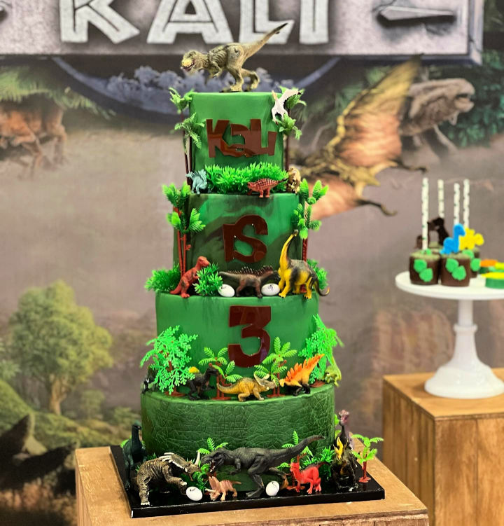 25 Amazing Dinosaur Cake Ideas - Blitsy