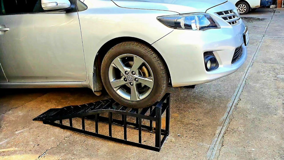 how to drive onto car ramps