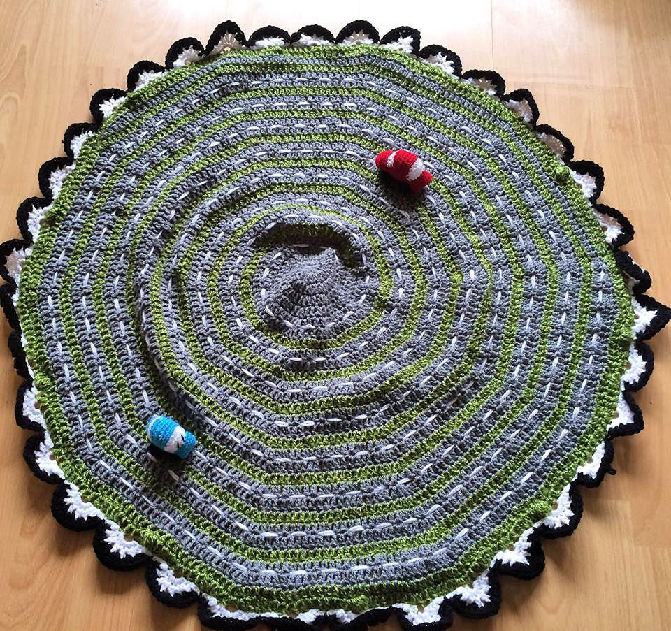 25 Free Crochet Round Blanket Patterns (Circle Pattern)