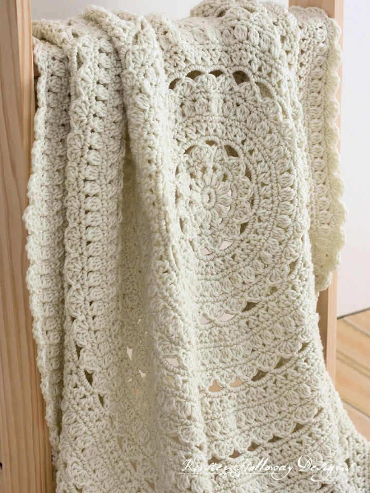 25 Free Crochet Round Blanket Patterns (Circle Pattern)