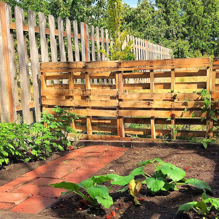 35 Cheap Pallet Fence Ideas To Build Yours at $0 - Blitsy