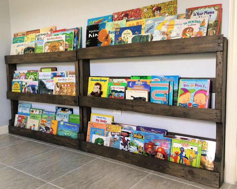 30 DIY Pallet Bookshelf Ideas / Wooden Pallet Bookshelves Blitsy