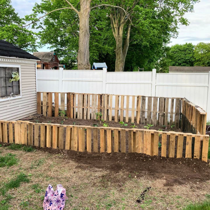 35 Cheap Pallet Fence Ideas To Build Yours at $0 - Blitsy