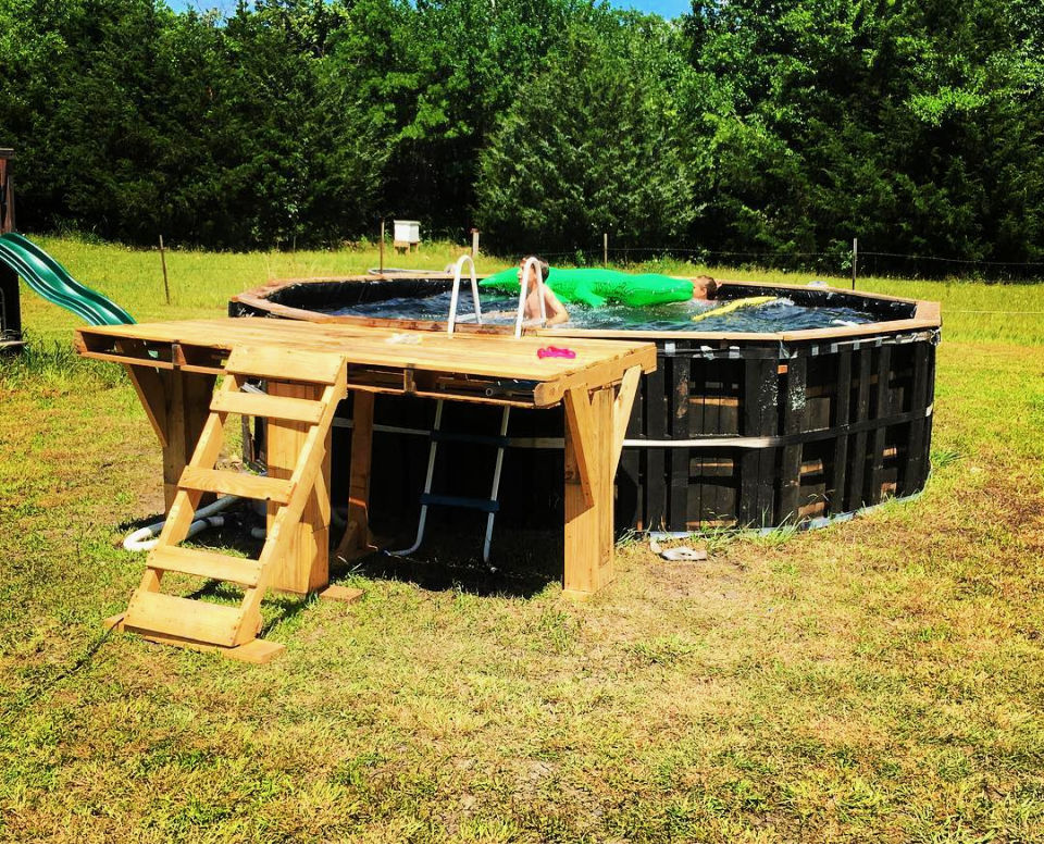 15 DIY Pallet Pool Ideas That You Can Build at 0 Blitsy
