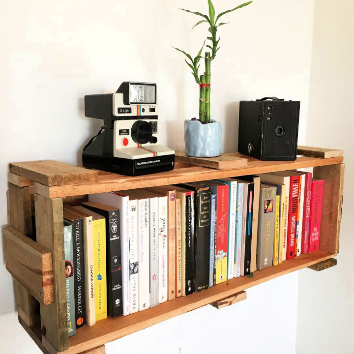 30 DIY Pallet Bookshelf Ideas / Wooden Pallet Bookshelves Blitsy