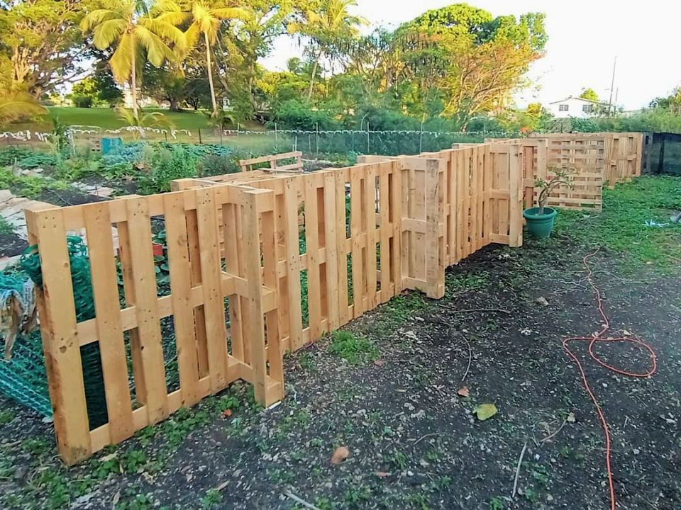 35 Cheap Pallet Fence Ideas To Build Yours at 0 Blitsy